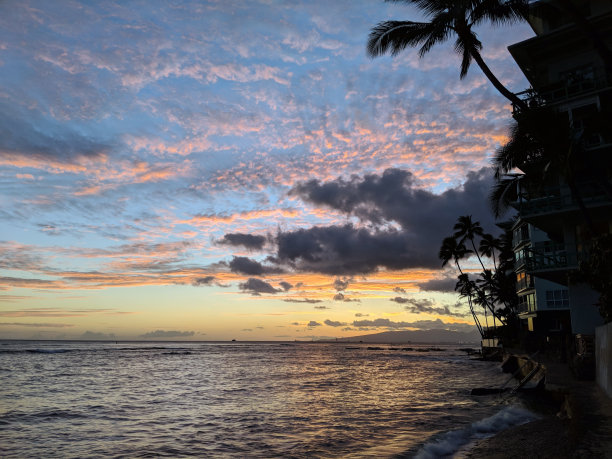 通往天堂之路:拥抱威基基海滨的黄昏之美图片下载