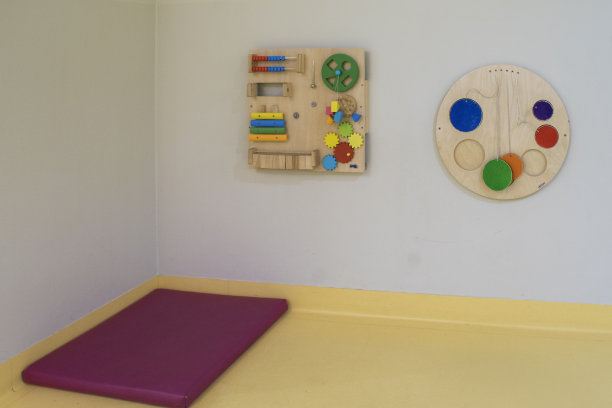multiax活动板，一个非常适合孩子的玩具，这个玩具使孩子聪明。库存图片，选择性聚焦。奥地利维也纳，2023年5月17日图片下载