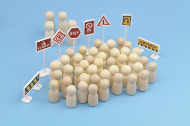 大型人群和小型人群被禁止标志隔开。图片下载