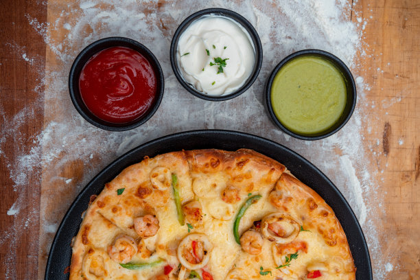 披萨配虾、鲑鱼、鱿鱼和橄榄。俯视图图片下载