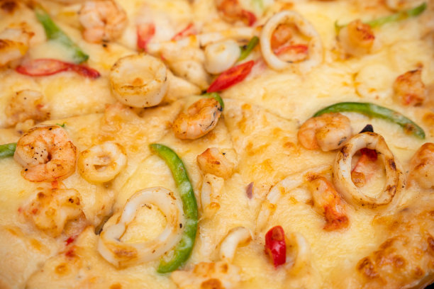 披萨配虾、鲑鱼、鱿鱼和橄榄。俯视图图片下载
