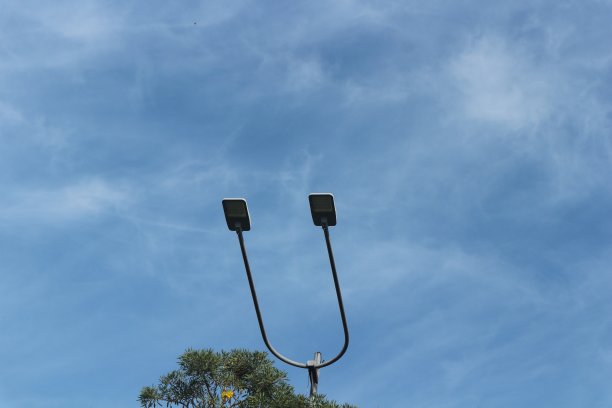 蓝天背景的街灯图片下载