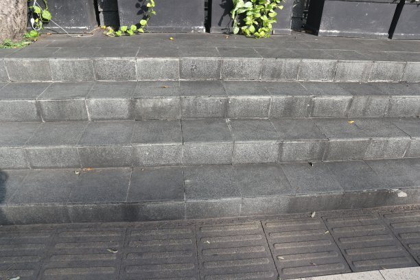 用胶结的花岗岩制成的楼梯图片下载