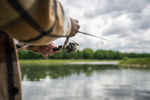 在河边钓鱼图片下载