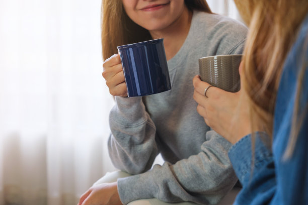 闺蜜两人的特写照片，她们一起碰杯喝咖啡图片下载