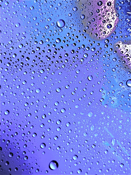 水滴有紫色的背景。图片下载