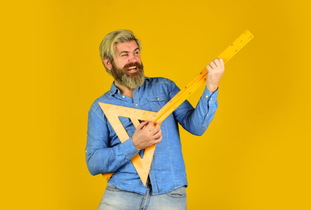 免费教育。教学几何。大胡子男人用尺子。教育的概念。学校课程。在乐趣中学习。测量工具。老师阻止。学校教育。有趣的谜语。找到解决方案图片下载