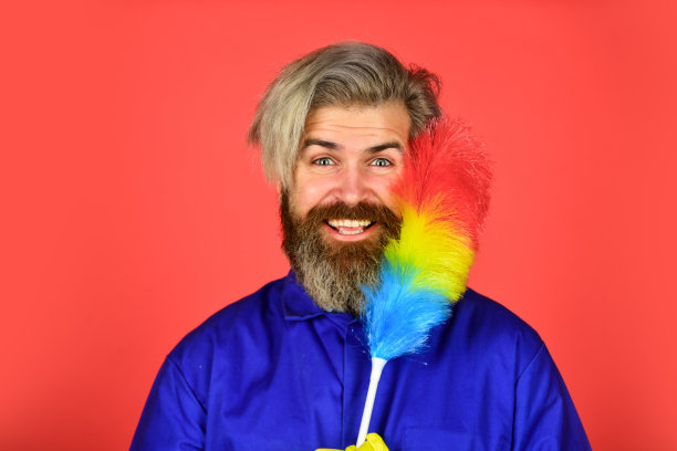 清洁公寓。人用pp除尘器。灰尘过敏。聚丙烯喷粉机。潮人手持清洁工具。清洁服务。清洁家居概念。五颜六色的小扫把。管家的职责图片下载