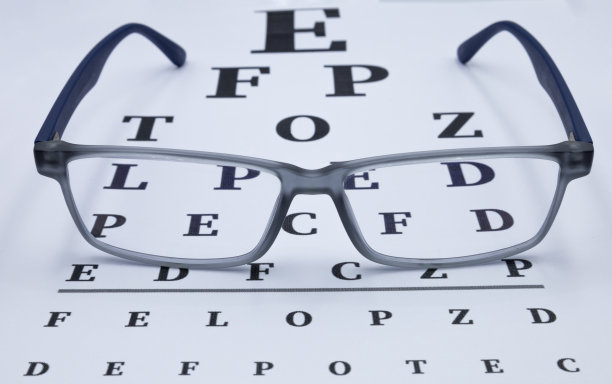 带视力检查台的眼镜。眼镜店，选眼镜，验光，验光图片下载
