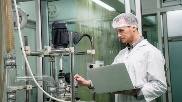 一名研究人员正在调查和分析大麻植物的质量。草药替代药物。科学家在实验室提取大麻油。图片下载