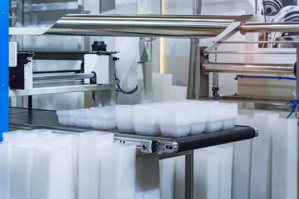 聚丙烯食品容器在输送带上堆叠自动注塑机，实现自动化技术理念图片下载