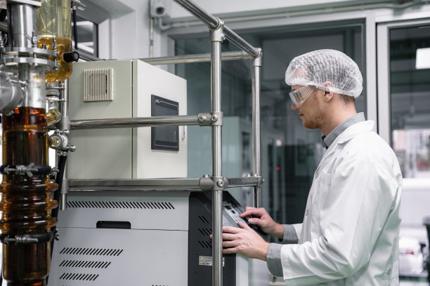 一名研究人员正在调查和分析大麻植物的质量。草药替代药物。科学家在实验室提取大麻油。图片下载