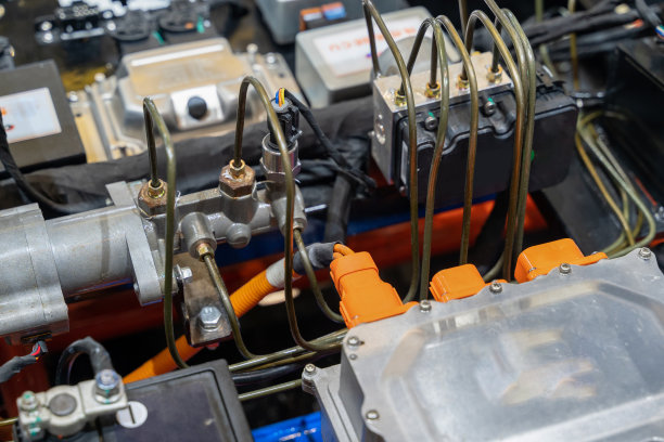 电子汽车发动机设备的细节特写视图。图片下载