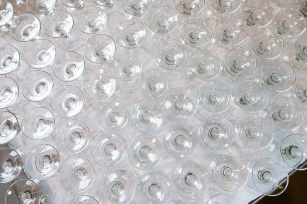 许多水晶酒杯面朝下放在桌子上图片下载