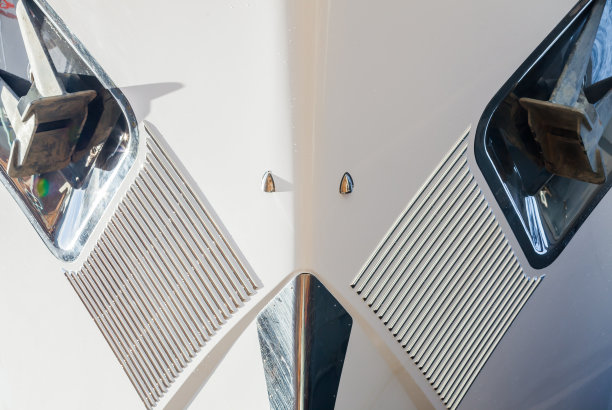 有两个锚的豪华游艇的船头，正面，特写。图片下载