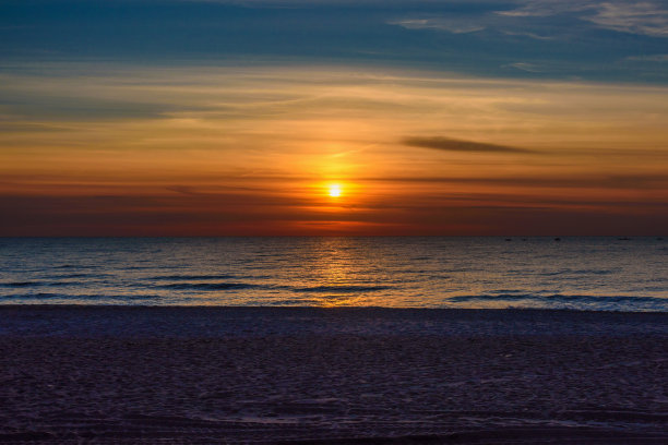 波罗的海壮观的金色日落图片下载