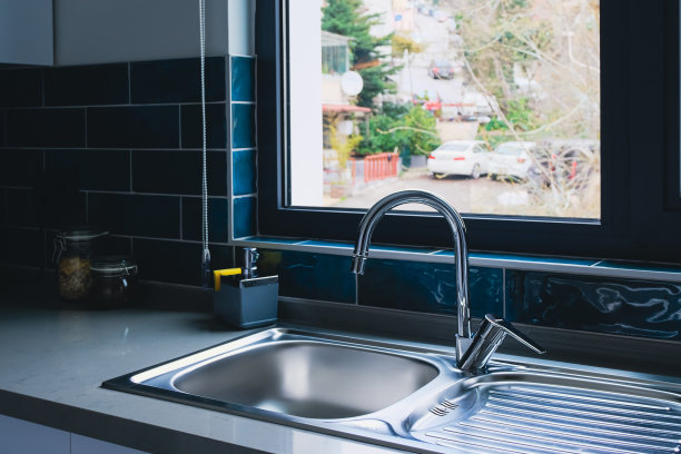 清洁厨房水槽在现代厨房与窗户的看法。图片下载