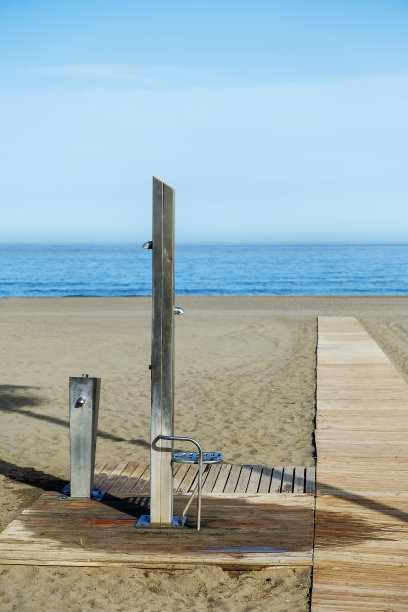 在绿松石海岸的沙滩上免费淋浴。西班牙马拉加，太阳海岸的公共海滩上有淋浴。图片下载