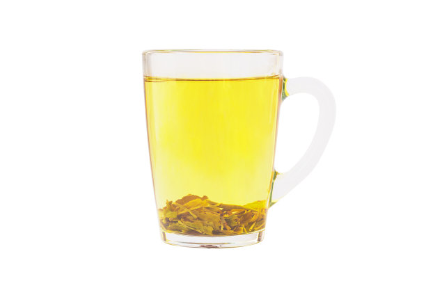 用透明的玻璃杯盛绿茶。图片下载