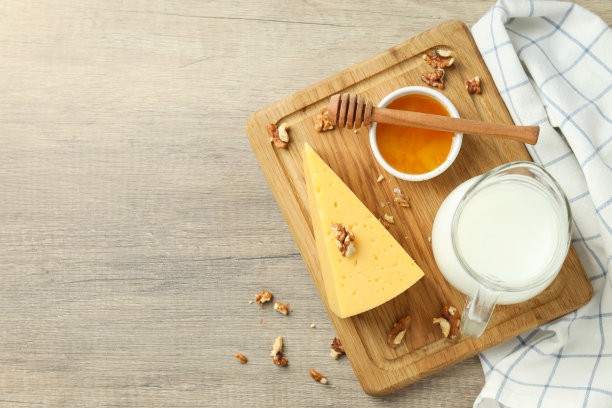 在木制背景上用硬奶酪烹饪的概念图片下载