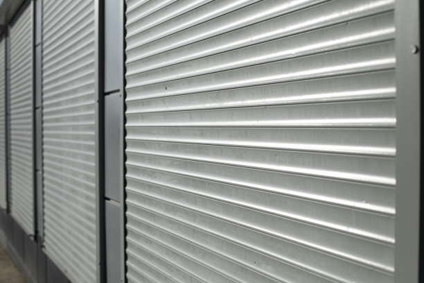 窗户上有百叶窗。塑料百叶窗。有棱纹的表面。图片下载