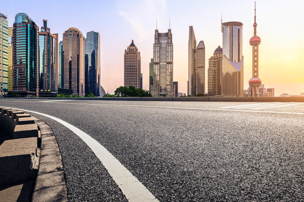 上海的道路和城市天际线图片下载