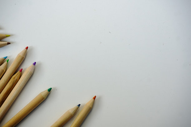 浅灰色背景上的木制彩色铅笔。有选择性的重点图片下载