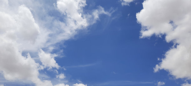 在晴朗的日子里，白云点缀着蓝天的壮丽景色。图片下载