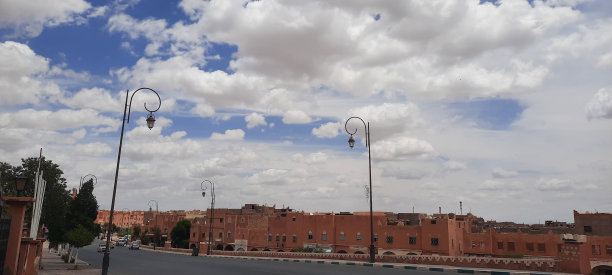 在晴朗的日子里，白云点缀着蓝天的壮丽景色。图片下载