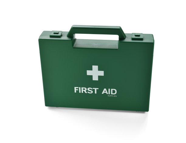 白色背景上孤立的绿色急救箱图片下载