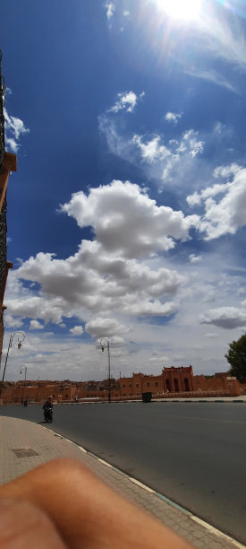 在晴朗的日子里，白云点缀着蓝天的壮丽景色。图片下载