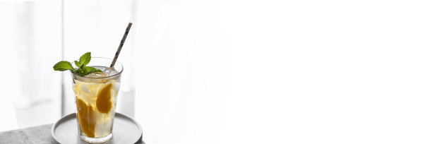 早上桌上的金冰茶配桃红。带有复制空间的横幅上的茶点饮料图像图片下载