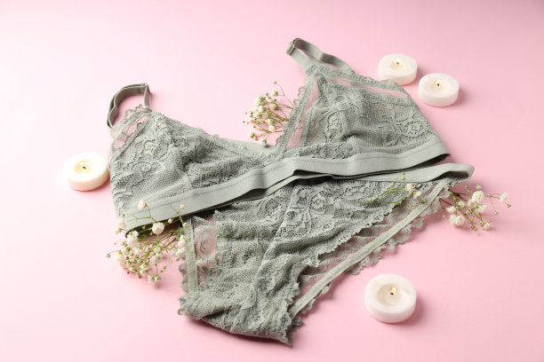 女性服装的概念，内衣以粉红色为背景图片下载