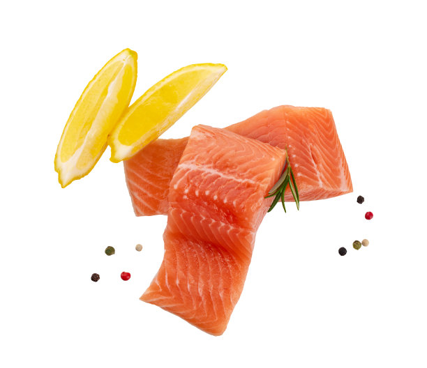 一块红色的生鱼片(鳟鱼、鲑鱼)，配上一片柠檬，在白色的背景上分开。图片下载