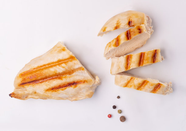 白底烤鸡胸肉。阴影烧烤图片下载