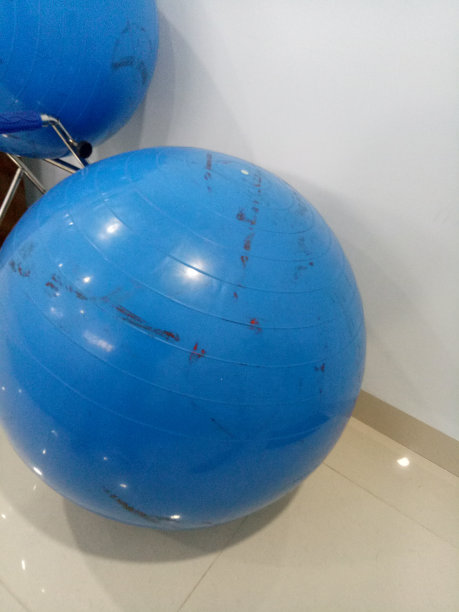 房间角落里有一个蓝色的健身球图片下载