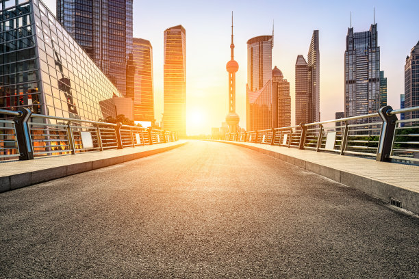 上海的道路和城市天际线图片下载