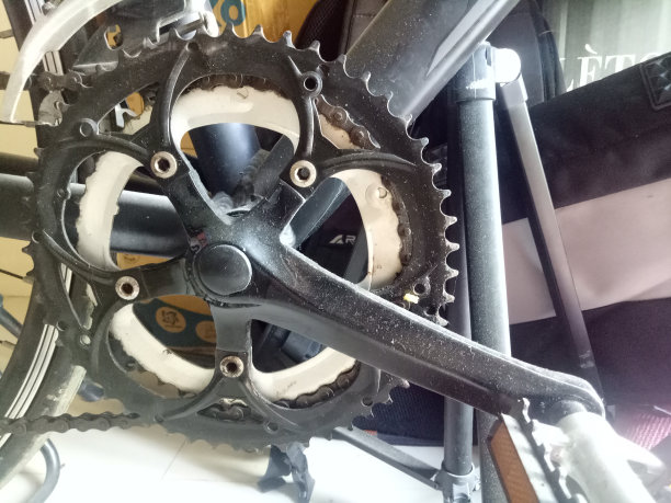 照片的自行车曲柄在黑色图片下载