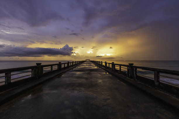 老桥墩映衬着美丽的晚霞雨后的天空。图片下载