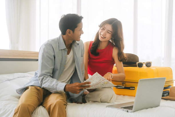 年轻的成年东南亚夫妇使用地图准备假期旅行之旅图片下载