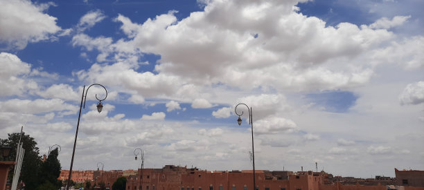 在晴朗的日子里，白云点缀着蓝天的壮丽景色。图片下载