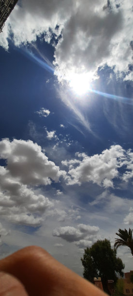 在晴朗的日子里，白云点缀着蓝天的壮丽景色。图片下载