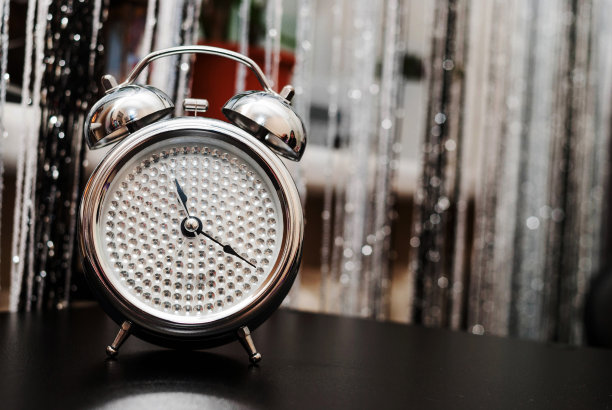 银色表时钟与黑色表表盘上的水钻图片下载