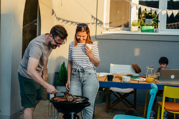 家庭后院烧烤图片下载