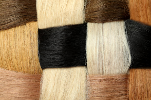 整个背景上不同颜色的女性头发，近景图片下载