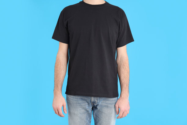 蓝色背景上穿着空白黑色t恤的男子图片下载