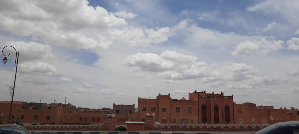 在晴朗的日子里，白云点缀着蓝天的壮丽景色。图片下载