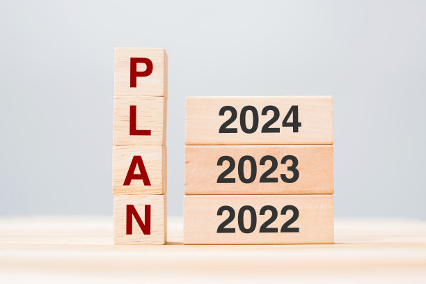 手拉2024块2023和2022木制建筑在桌子背景。业务规划、风险管理、决议、策略、解决方案、目标、新年新你、快乐假期理念图片下载