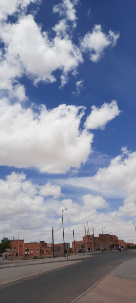 在晴朗的日子里，白云点缀着蓝天的壮丽景色。图片下载