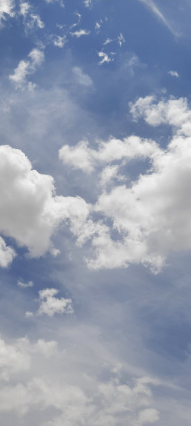 在晴朗的日子里，白云点缀着蓝天的壮丽景色。图片下载